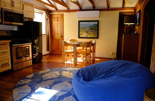 Midpines Cottage | Hippie Barn Studio in upper floor near Highway 140 towards Yosemite