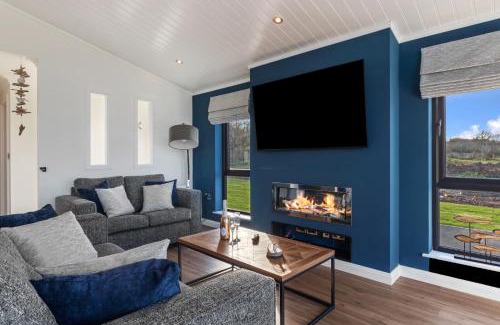 Penally House | Hiraeth - Luxury Lodge with Hot Tub, Close to Beach