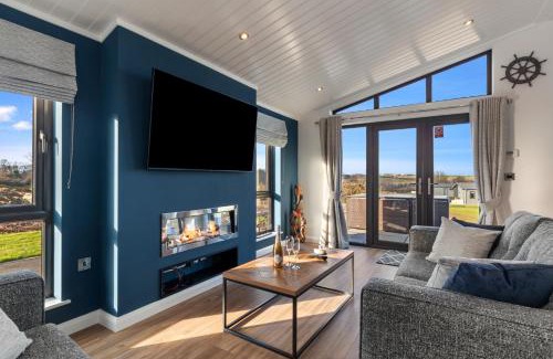 Penally House | Hiraeth - Luxury Lodge with Hot Tub, Close to Beach