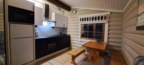 Karijoki Resort | Hirsimökki ja makuuaitta