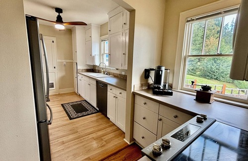 Eugene House | Historic 1928 Craftsman near University of Oregon 4 bedroom and 2 full baths