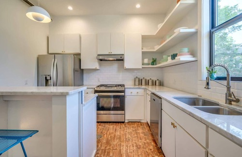 West End House | Historic B&B in Heart of ATX - 3 Suites Sleeps 10