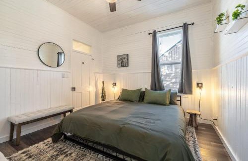 Twin Lakes House | Historic Boho Brothel Lake Retreat Fast Wifi