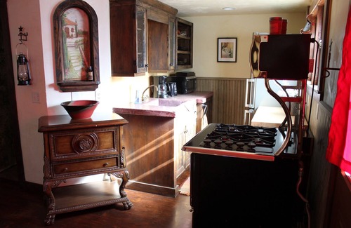 Historic District Cabin | Historic Cabin! Downtown! 2 Blocks to Main St. Walk to everything!