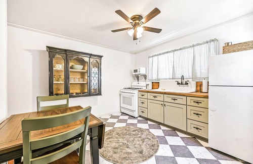 Galveston House | Historic Carriage House Apartment.Near Beach,UTMB, Cruise Port, Strand-sleeps 4