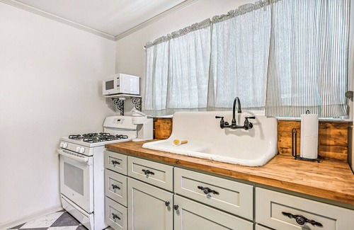 Galveston House | Historic Carriage House Apartment.Near Beach,UTMB, Cruise Port, Strand-sleeps 4