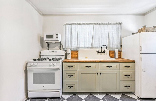 Galveston House | Historic Carriage House Apartment.Near Beach,UTMB, Cruise Port, Strand-sleeps 4
