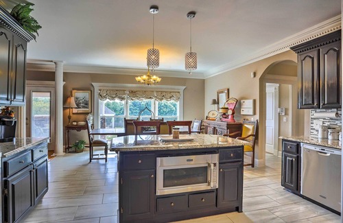 Cedar Hill House | Historic Cedar Hill Mansion on Large Farm w/Pool!