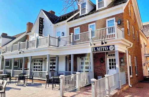 Delafield Apartment | Historic Downtown Luxury-Lake-Coffee-Spa like BA