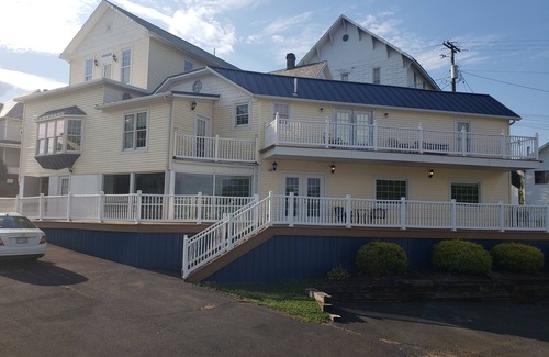 Stockport House | Historic Hardware Inn with River Views: Suite 102