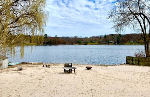 South Salem House | Historic Hideaway with Lake Access!