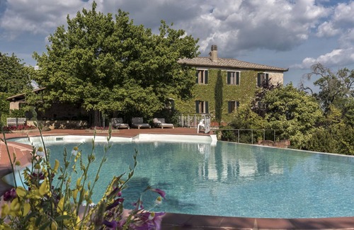 Palazzina Apartment | Historic Holding with wonderful swimming pool near Siena, Tuscany, Italy