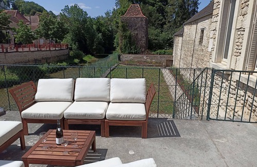 Montbard House | Historic house of character overlooking the river