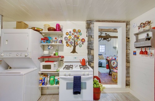 Marshall Cottage | Historic Marshall Log Cabin < 1 Mi to Dtwn!