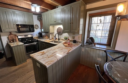 Delta House | Historic Ox Bow House c.1800 - Waterfront
