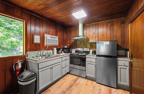 Gatlinburg - Pigeon Forge Cottage | Historic Park Cottage #4 Let’s Go Back In Time