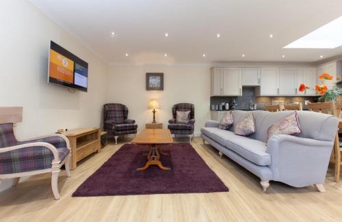 Duddingston Apartment | Historic Stone Built 4BR Cottage for 8 W/Parking