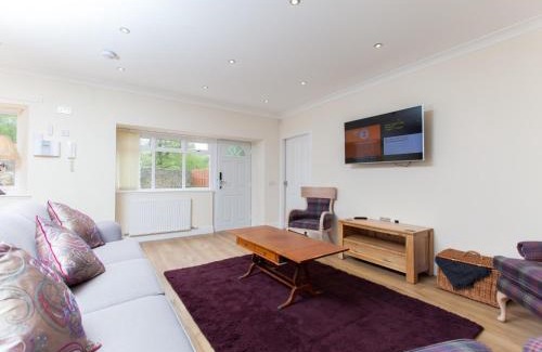 Duddingston Apartment | Historic Stone Built 4BR Cottage for 8 W/Parking
