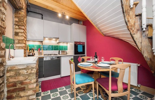 Balat House | Historical 3 storey house in Old Istanbul, recently restored, comfortable stay!