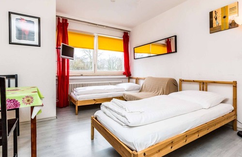 Vingst Apartment | HÖ01 large apartment with dryer and washing machine