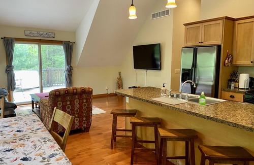Fennville Cottage | Hobby Farm stay with Hot Tub 10 min to Saugatuck/South Haven
