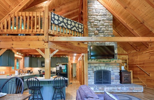 Laurelville Cabin | Hocking Hills - Pet Friendly on 6 Acres! Hot Tub!