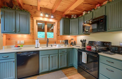 Laurelville Cabin | Hocking Hills - Pet Friendly on 6 Acres! Hot Tub!