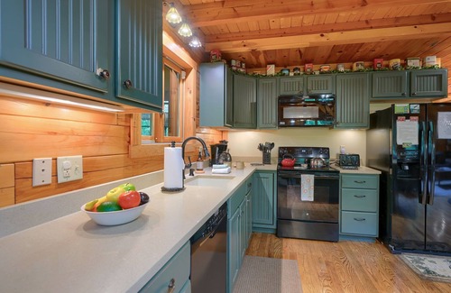 Laurelville Cabin | Hocking Hills - Pet Friendly on 6 Acres! Hot Tub!