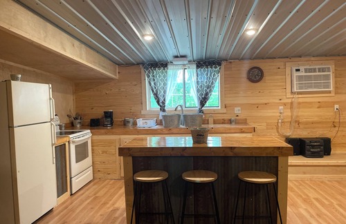 Eminence Apartment | Hogan's Hideout Suite is an adorable 3-bedroom rustic suite.