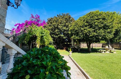 Sabaris Apartment | Holibai, Miña Xoia, Villa con historia y jardín exquisito en Galicia