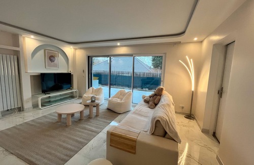 Saint-Julien-en-Genevois House | Holiday Home 'Standing, 4 Suites Avec Sdb' with Mountain View and Wi-Fi