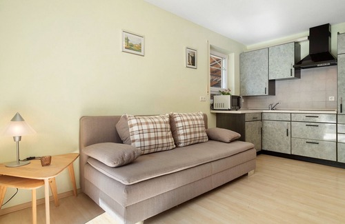 Unteruhldingen Apartment | Holiday Apartment 'Jacqueline' with Private Terrace, Shared Garden and Wi-Fi