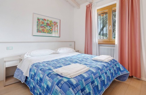 Magugnago Apartment | Holiday Apartment "Casa-Lago Suite" with Lake View, Shared Pool & Wi-Fi