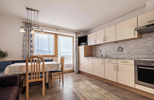 Spinga Apartment | Holiday Apartment “Dolomitenblick” with Mountain Views, Wi-Fi, Terrace & Garden