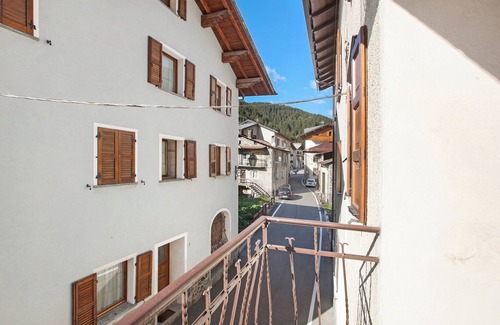 Isolaccia Apartment | Holiday Apartment "Casa Cecilia tra Bormio e Livigno" with Mountain View & Balcony