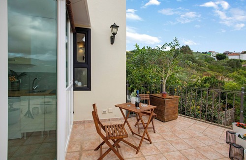 Teror Apartment | Holiday Apartment "Carmelo Y Carmela 3" with Mountain View, Private Terrace & Wi-Fi