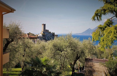 Malcesine Apartment | Holiday Apartment "Casa Ortensia" by the Lake with Terrace & Wi-Fi