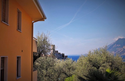 Malcesine Apartment | Holiday Apartment "Casa Ortensia" by the Lake with Terrace & Wi-Fi