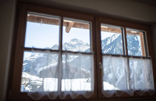 Campo Tures Apartment | Holiday Apartment "Edelweiss" with Mountain View, Private Terrace & Wi-Fi