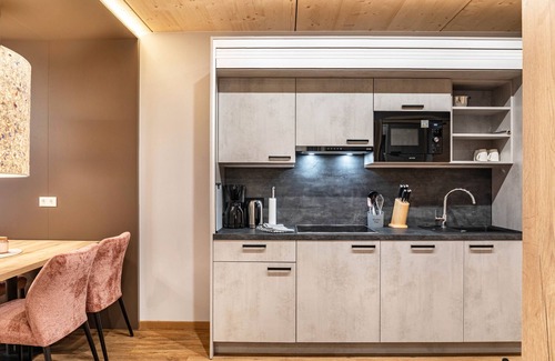 Pflach Apartment | Holiday Apartment "Hotel Zum Schwanen - 5" with Mountain View, Shared Terrace & Wi-Fi