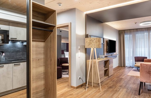 Pflach Apartment | Holiday Apartment "Hotel Zum Schwanen - 5" with Mountain View, Shared Terrace & Wi-Fi