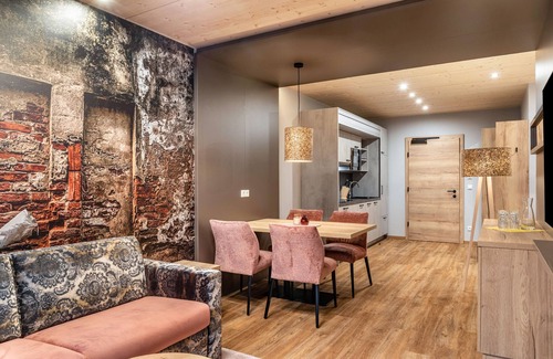 Pflach Apartment | Holiday Apartment "Hotel Zum Schwanen - 5" with Mountain View, Shared Terrace & Wi-Fi