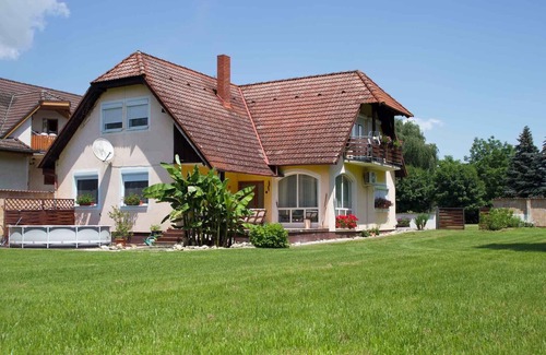 Balatonbereny Apartment | Holiday apartment with outdoor pool and balcony