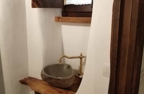 Fonni Apartment | Holiday apartment Independent studio in a typical Fonnese house with WiFi and free parking spaces as well as a reading corner