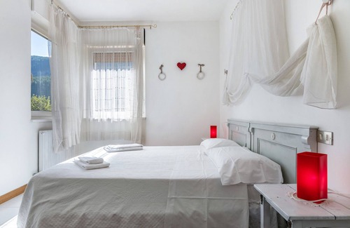 Male Apartment | Holiday Apartment Le Mongolfiere 2 with Mountain View, Terrace & Wi-Fi