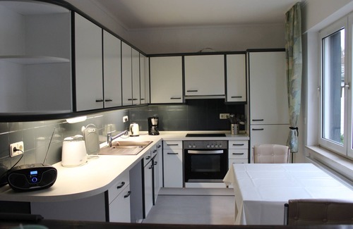 Korbecke Apartment | Holiday Apartment 'Möhneblick' with Shared Garden, Balcony and Wi-Fi