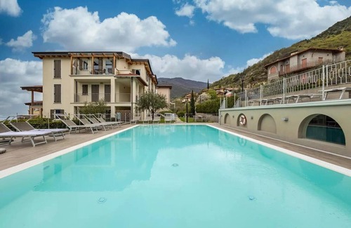 Aer Apartment | Holiday Apartment 'Residence La Villa Kalliste' with Lake View, Garden, Shared Pool & Wi-Fi