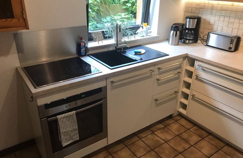 Korbecke Apartment | Holiday Apartment 'Stork' with Shared Garden