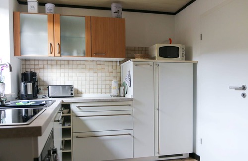 Korbecke Apartment | Holiday Apartment 'Stork' with Shared Garden