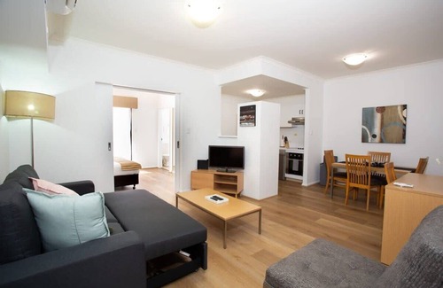 Northbridge Apartment | Holiday Apartment with Pool and WiFi